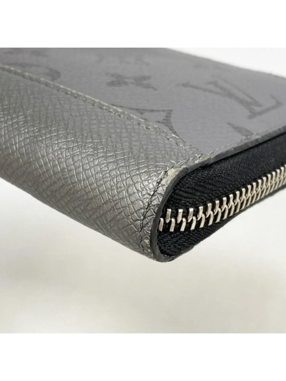Louis Vuitton Wallet Taigarama Zippy Vertical Silver